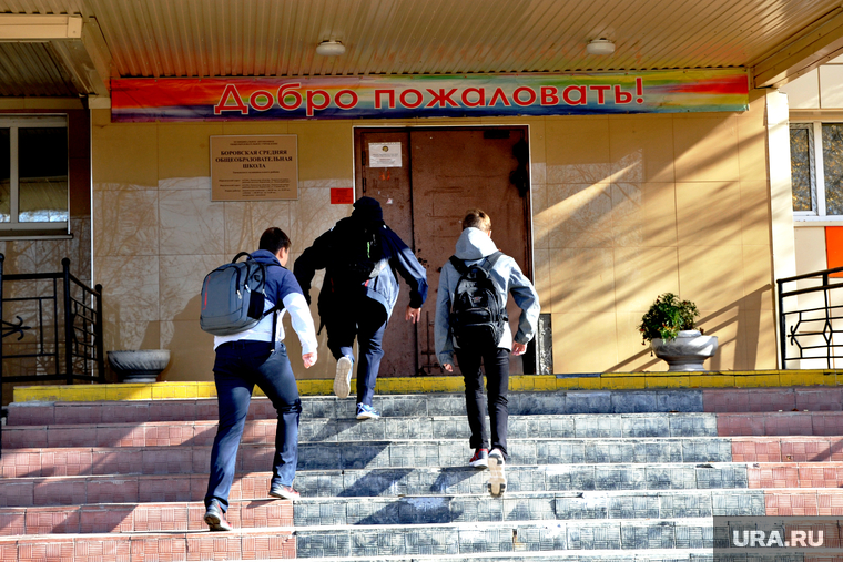 Школа в поселке Боровский, где случился конфликт учеников с учителем. Тюмень, школа, школьники, перемена, бегут