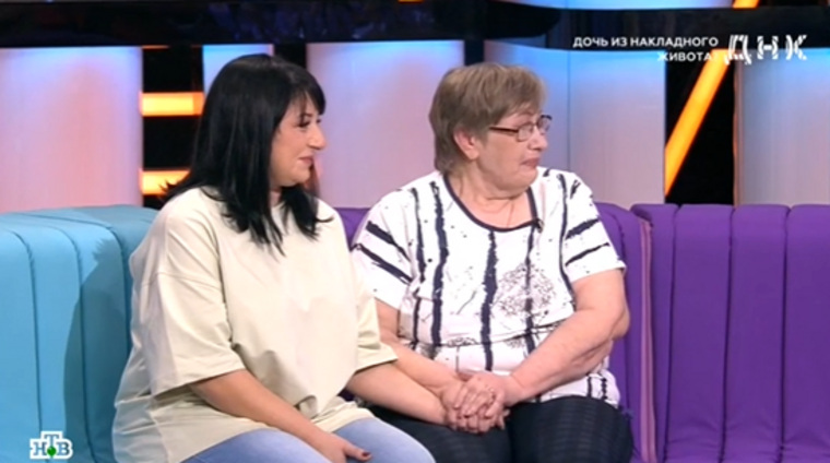 Вера (слева) и ее родная мама Любовь (справа) встретились в студии НТВ впервые
