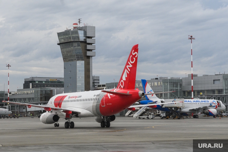Самолет авиакомпании Red Wings в аэропорту Кольцово. Екатеринбург, аэропорт кольцово, ред вингс, авиакомпания red wings, авиакомпания уральские авиалинии, авиакомпания ural airlines