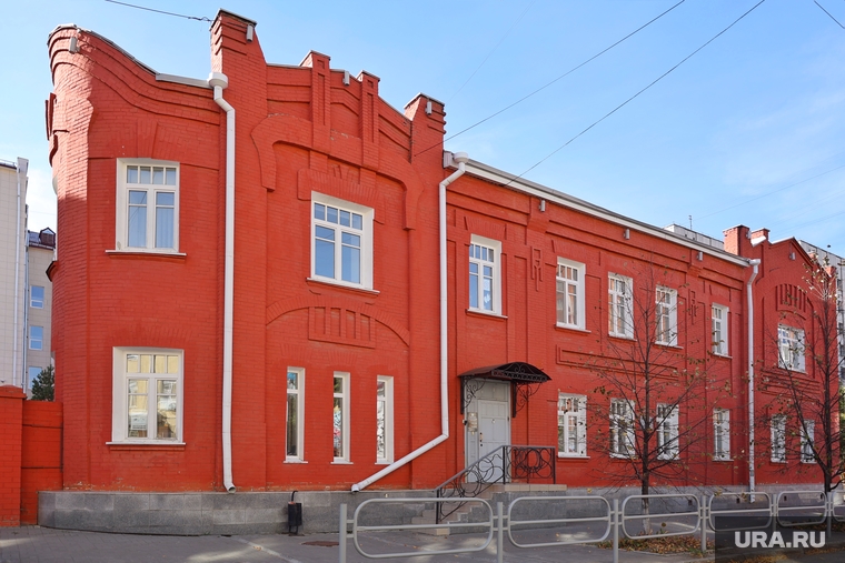 Город. Курган, новый мир, машина скорой помощи