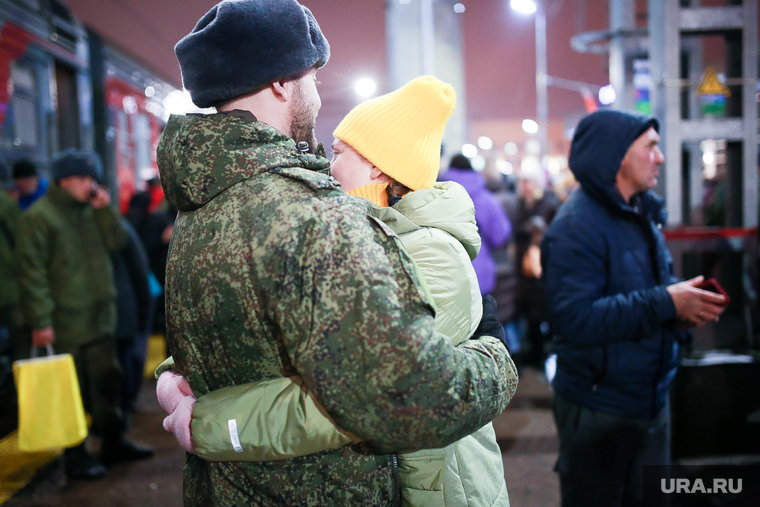 Бойцы успели пообщаться с родственниками и близкими перед отправкой в зону СВО