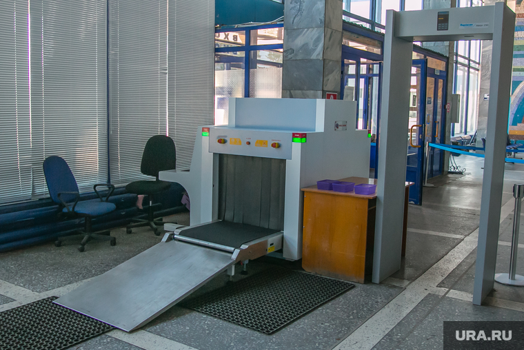 Городской аэропорт. Курган, система безопасности, лента сканирования багажа, досмотр вещей, проверка пасажиров