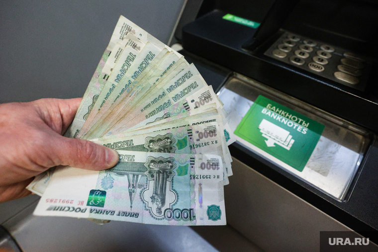 Деньги и банкомат. Москва, банкомат, купюры, купюра, деньги в руке, деньги, рубли, деньги в руках
