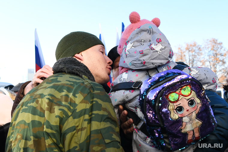 Отправление мобилизованных свердловчан из ДК Металлург. Свердловская область, Верхняя Пышма, призывной пункт, военные сборы, проводы в армию, мобилизация, мобилизационный пункт