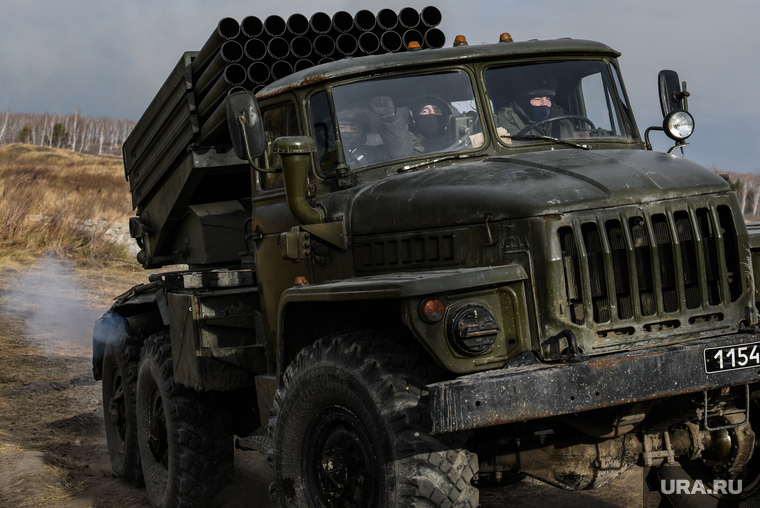 Тренировочные стрельбы мобилизованных с Центрального военного округа на полигоне Еланский. Свердловская область, военная техника, рсзо град, реактивная система залпового огня, реактивная артиллерия, подготовка мобилизованных