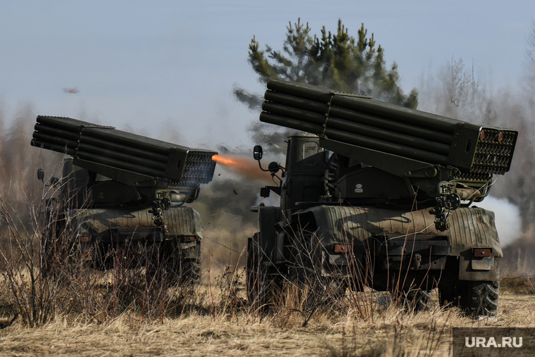 Тренировочные стрельбы мобилизованных с Центрального военного округа на полигоне Еланский. Свердловская область, рсзо град, реактивная система залпового огня, реактивная артиллерия
