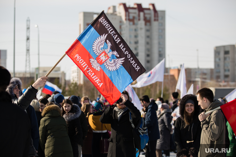Митинг посвященный присоединению Крым к России. Сургут, флаг днр