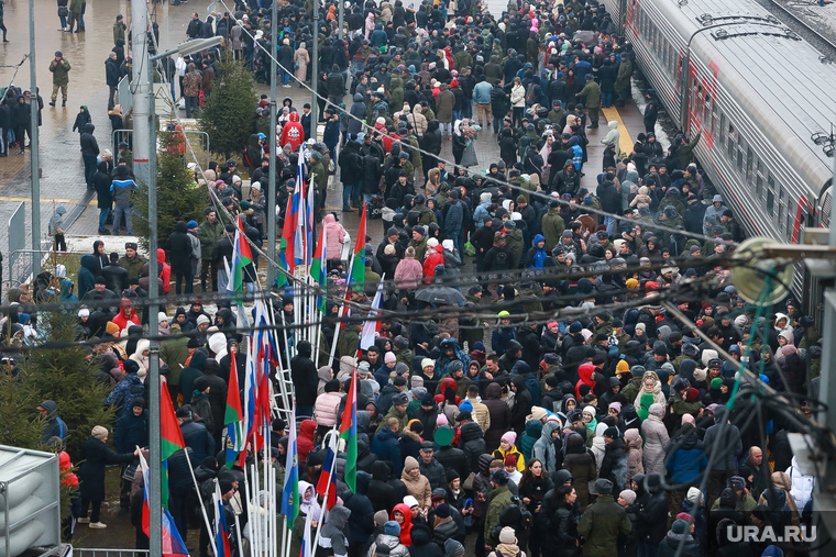 На перроне тюменского ЖД-вокзала собрались десятки людей