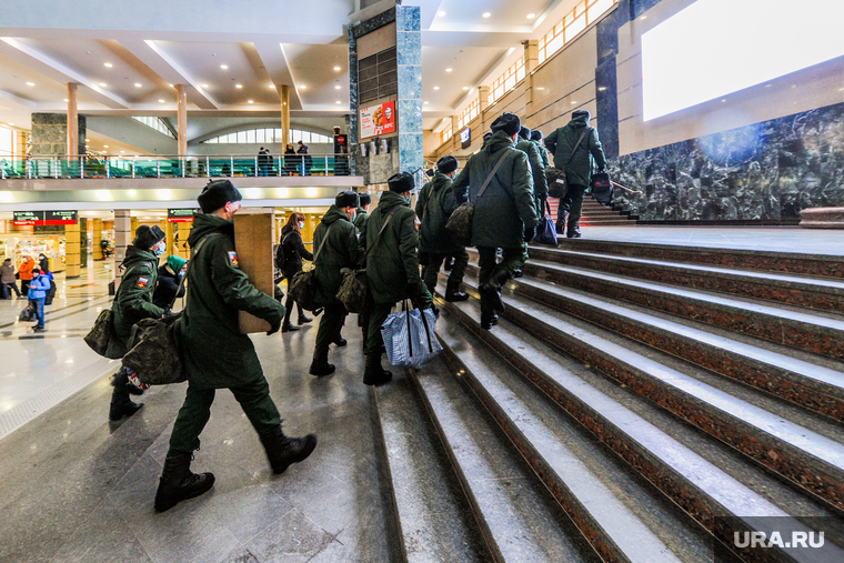 Дезинфекция и проверка масочного режима на железнодорожном вокзале. Челябинск, армия, военные, призыв, призывники, новобранцы, военкомат, военнослужащие, солдат, перевозка пассажиров, жд вокзал челябинск