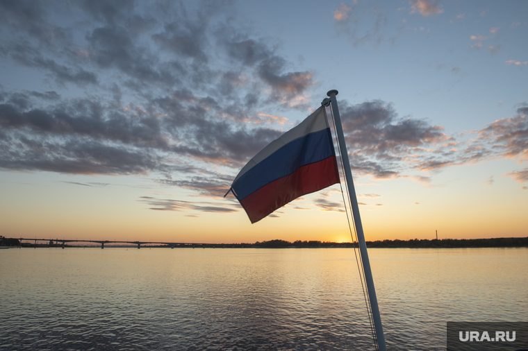 Виды с реки Кама на закате. Пермь, река кама, закат на каме, российский флаг на теплоходе