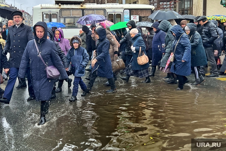 На пути следования колонны попадались большие лужи