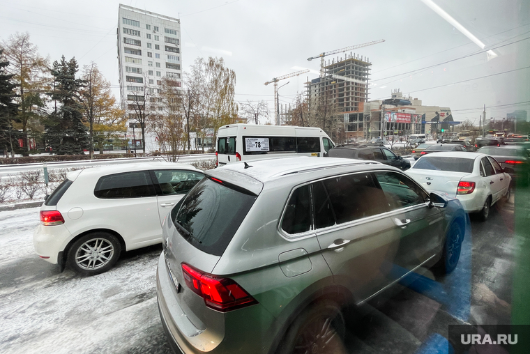 Первый снег в городе. Челябинск , пробка, дорожное движение, первый снег, проспект ленина, дорога