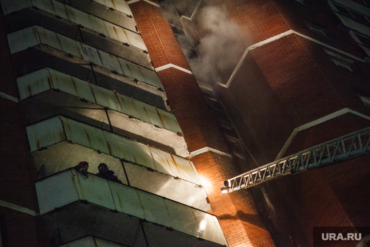 Пожар в 16-этажном доме на улице Таежной. Екатеринбург, дым, многоэтажный дом, пожар, балкон, огонь