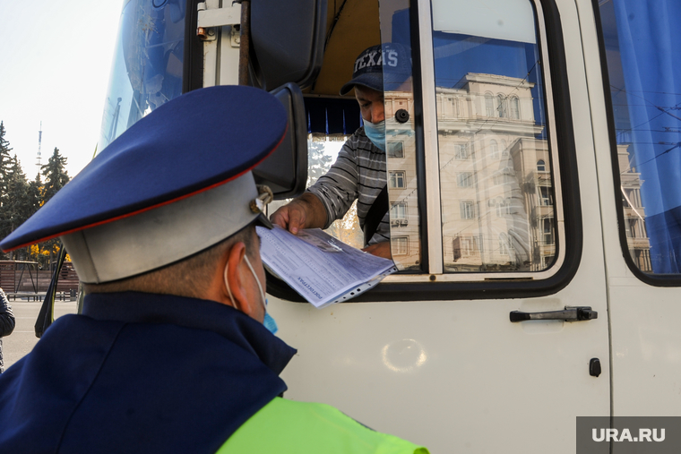 Проверка водителей и пассажиров на соблюдение масочного режима. Челябинск, маршрутное такси, маршрутка, городской транспорт