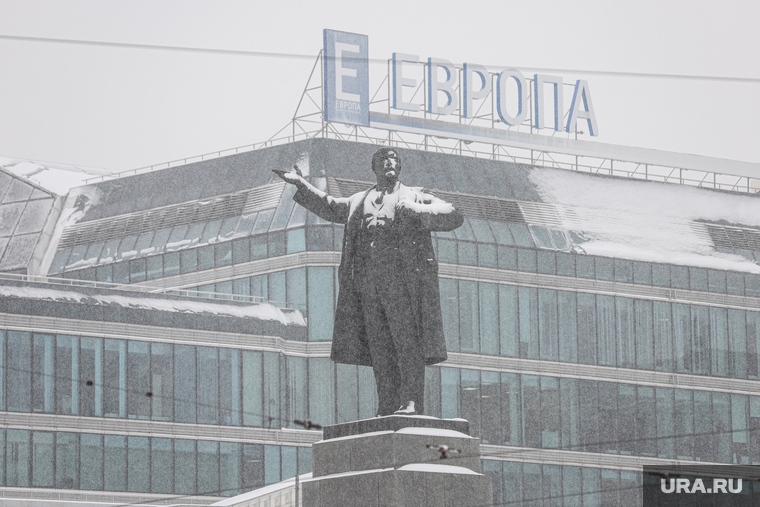 Первоапрельский снегопад. Екатеринбург, снег, зима, непогода, снегопад, осадки, памятник ленина