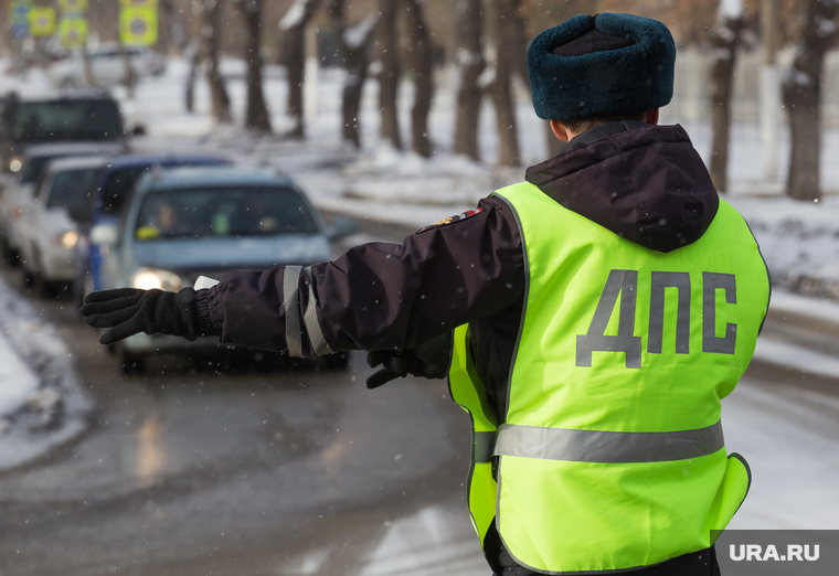 Крестный ход в честь Казанской иконы Божией матери и в поддержку российских военнослужащих. Магнитогорск, транспорт, город, инспектор дпс, регулировщик движения
