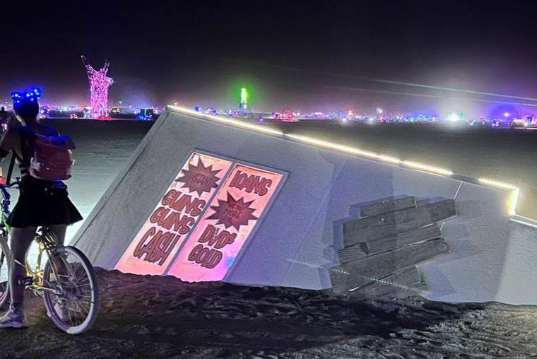 Diptown, как и остальные объекты фестиваля Burning Man, подсвечивался ночью