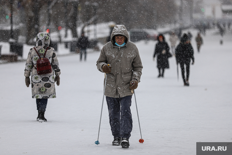 Виды города. Екатеринбург, снег, пенсионер, зима, скандинавская ходьба, снегопад
