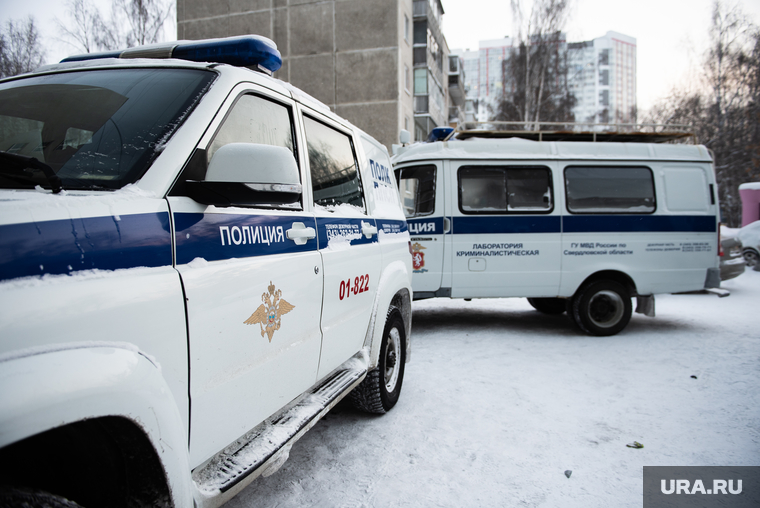 Последствия пожара в девятиэтажном жилом доме на улице Рассветная. Екатеринбург, машина полиции, криминалистическая лаборатория, последствия пожара, улица рассветная