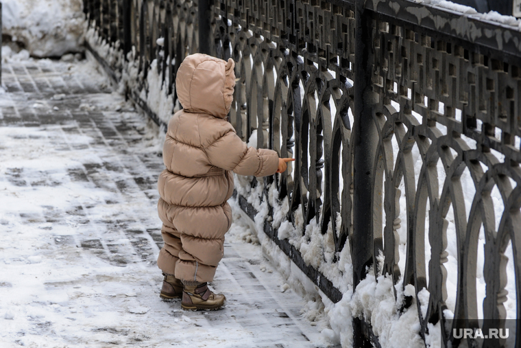 Последствие снегопада. Челябинск, ребенок, малыш, детская безопасность