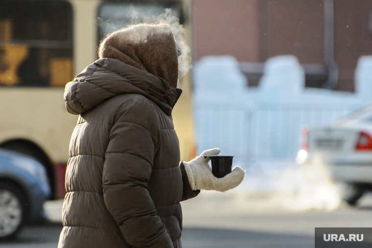 Городские зарисовки. Челябинск, снег, пенсионер, пешеход, зима, нищая, бедность, побирушка, мороз