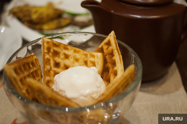 Завтраки в заведениях Екатерибурга, мучное изделие, венские вафли, десерт