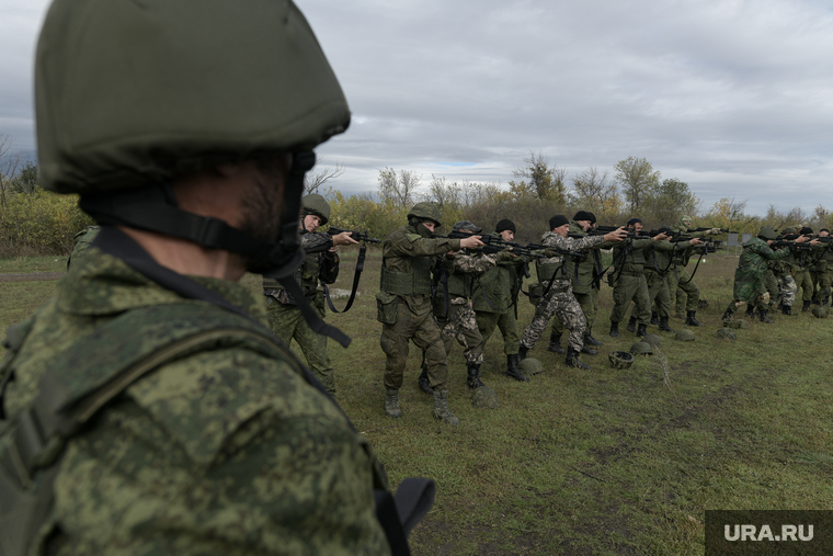Мобилизованные резервисты на полигоне в Донецкой области. ДНР, армия, военные, солдаты, оружие, стрельбище, стрелки, военные сборы, пехота, полигон, резервисты, мобилизованные, огневая подготовка, пехотинцы