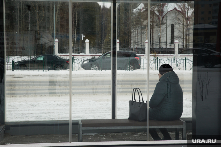 Город зимой. Сургут, теплая остановка, остановочный павильон, остановка автобусная
