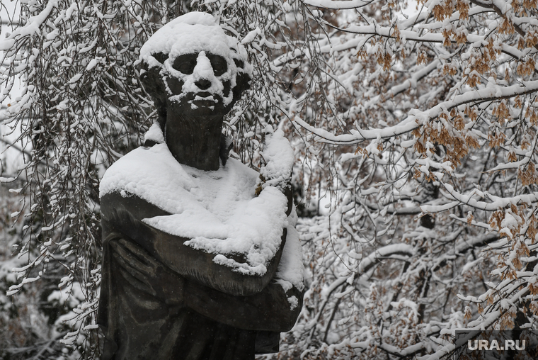 Снежная погода в Екатеринбурге, снег, памятник пушкину, снегопад