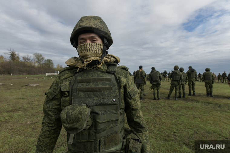 Мобилизованные резервисты на полигоне в Донецкой области. ДНР, бронежилет, армия, военные, солдаты, амуниция, стрелки, военные сборы, экипировка, пехота, полигон, резервисты, мобилизованные, пехотинцы