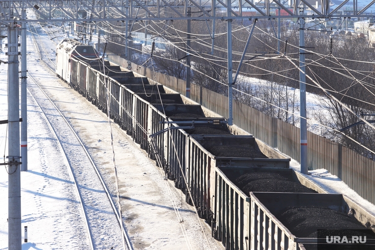 Город. Курган, уголь, груз, железная дорога, поезд, грузовой вагон