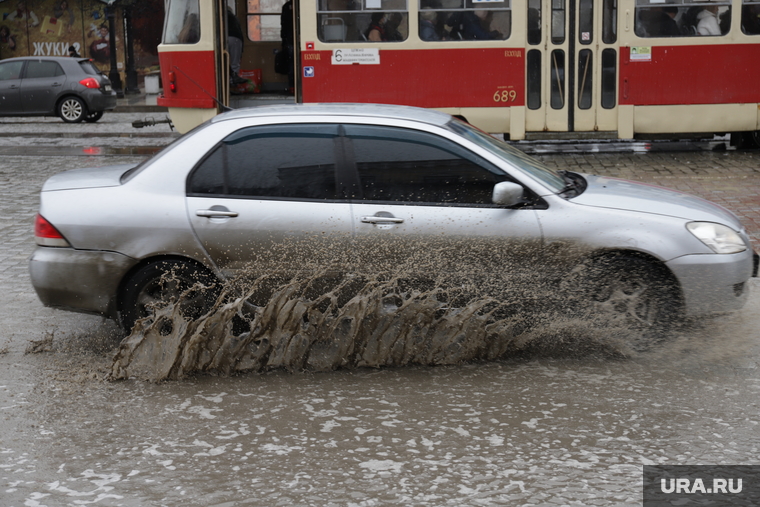 Дождь и затопленные парки. Екатеринбург, лужа, затопленная улица, лужа на дороге, лужа на проезжей части, дождь