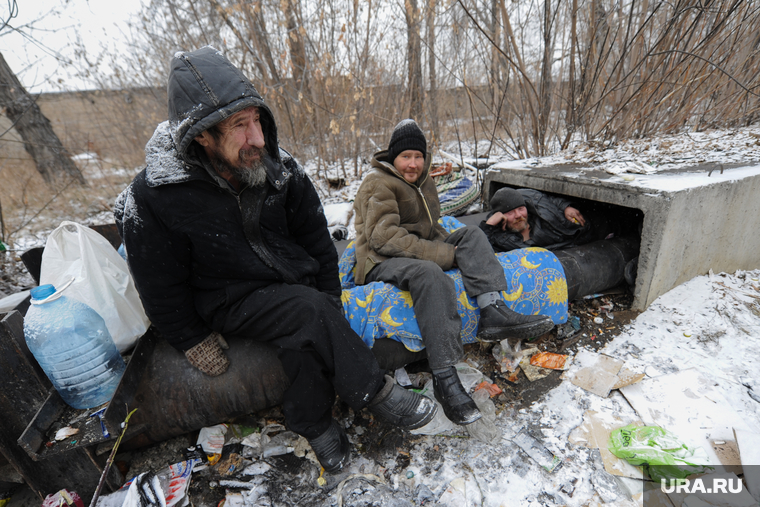 Кормление бездомных и малоимущих граждан благотворительной организацией. Челябинск, маргиналы, бомжи, теплотрасса, бездомные, нищий