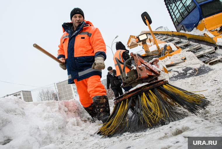 Уборка снега. Екатеринбург, уборка снега, снегоуборочная техника, дорожные работы, снег в городе, коммунальные службы, дворник