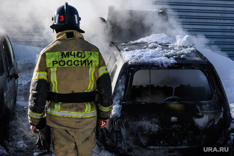 Последствия пожара на автостоянке у башни Исеть. Екатеринбург, мчс, огонь, сгоревший автомобиль, поджог автомобиля, пожар на автостоянке, пожар на парковке, машина сгорела, поджог машины