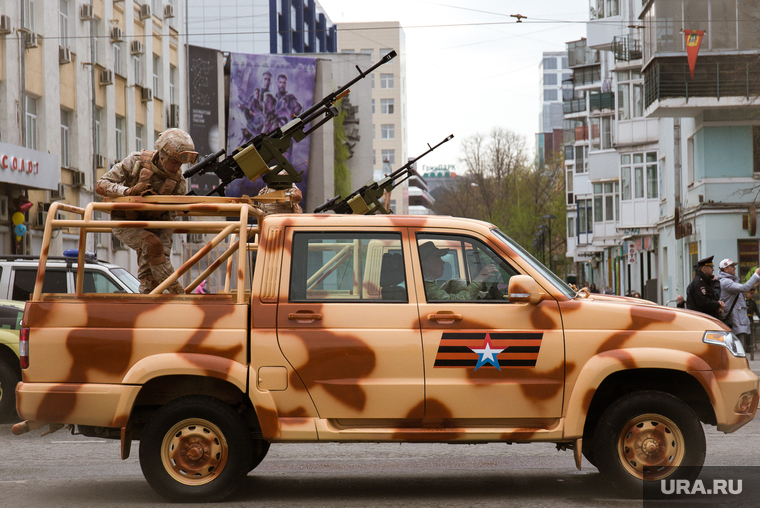 Акция "Бессмертный полк" в Екатеринбурге, военный автомобиль