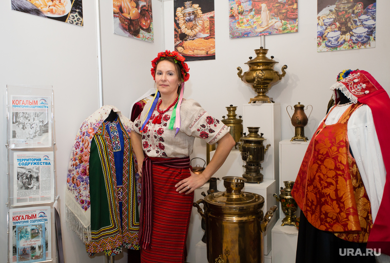 Региональный форум национального единства
" Югра многонациональная". Ханты-Мансийск, национальная одежда, женщина в вышиванке, русская культура, самовары