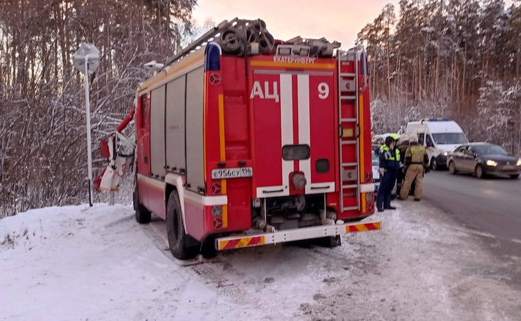 Очевидцы предполагают, что спасатели ехали тушить пожар в ангаре в Речном