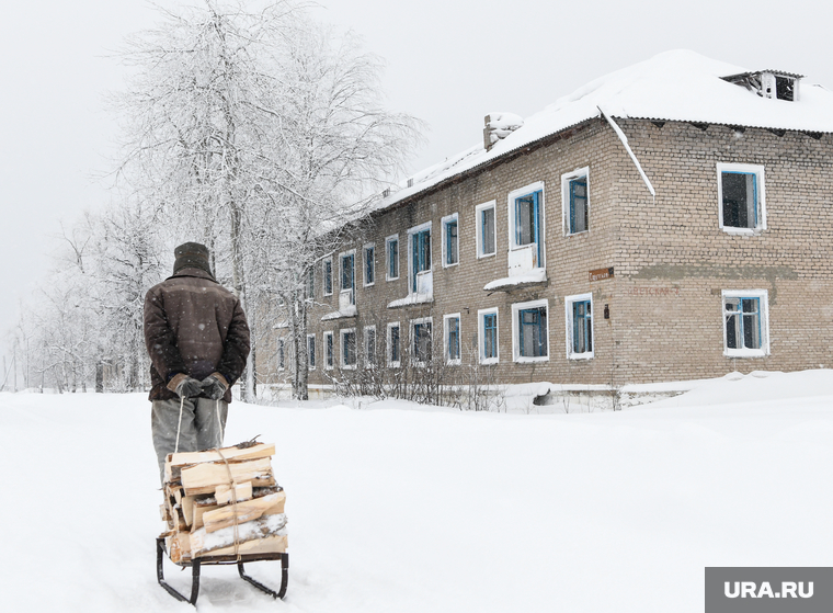 Поселок Юбилейный и окрестности. Пермский край, дрова, деревенский житель, поленья, поселок юбилейный, вязанка дров