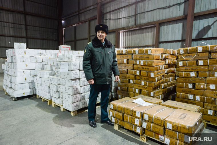 Уральские таможенники передали 33 
тысячи пар обуви  в 
социальные учреждения. Челябинск, туранов эдуард, склад таможни