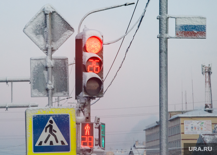 Виды Салехарда, светофор, пешеходный переход, зима, иней, россия, заморозки, дорожное движение, мороз
