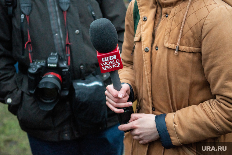 Пятый день протестов против строительства храма Св. Екатерины в сквере у театра драмы. Екатеринбург, микрофон, bbc