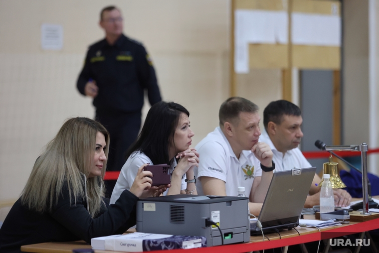 Судьи внимательно следят за ходом поединков