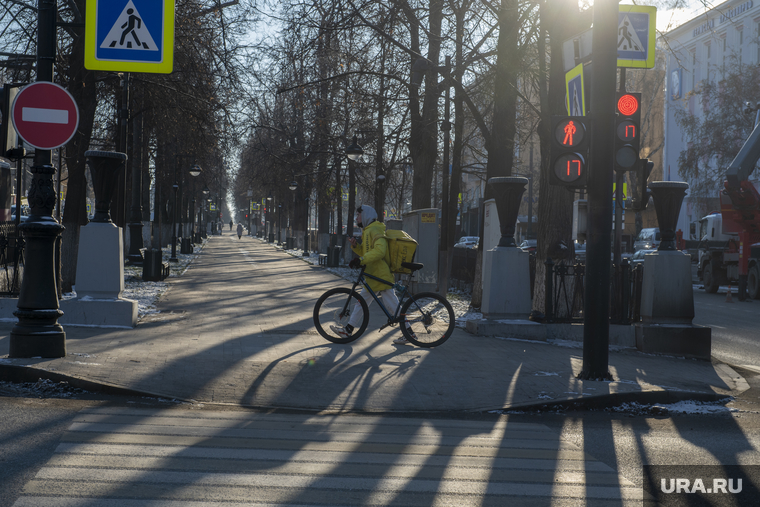 Зимние виды города. Пермь, зима, яндекс еда, доставщик еды