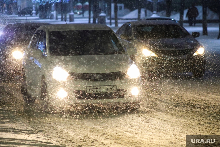 Акция с фонариками. Курган, снег, автомобиль, непогода, метель, плохая погода, плохая видимость, фары, зима
