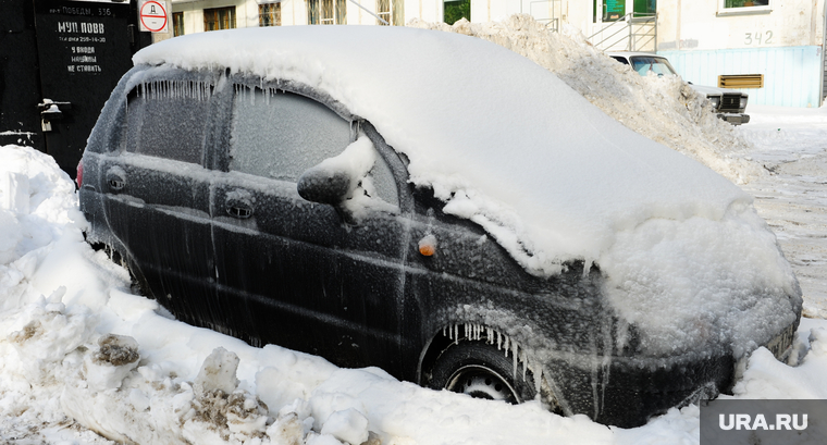 ЖКХ. Челябинск, зима, лед, автомобиль в снегу, мороз, дэу матиз