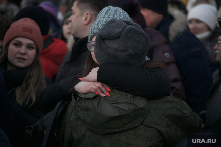 … сразу после ее завершения военные смогли обнять родных и близких, которые пришли на вокзал