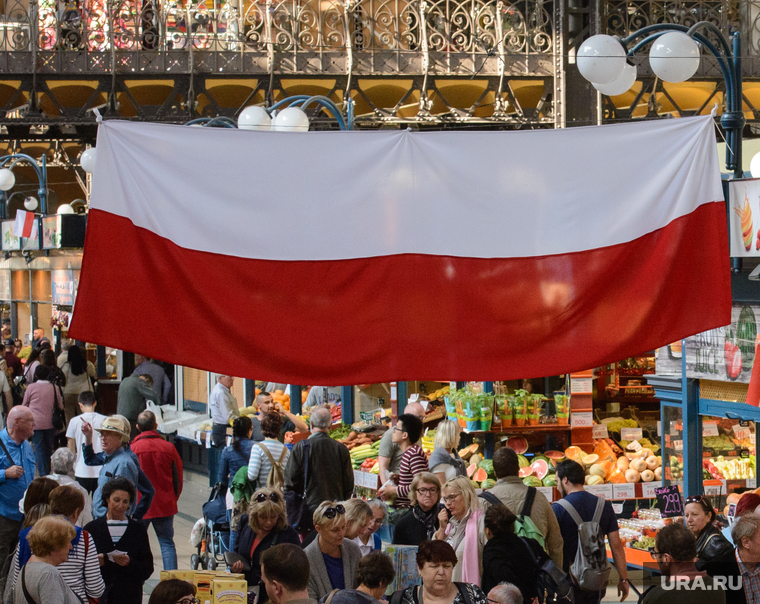 Виды Будапешта. Венгрия, продукты, еда, центральный рынок будапешта, флаг польши