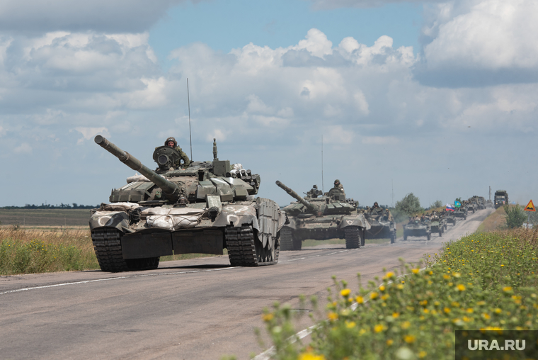 Колонна военной техники в районе Запорожской области. Запорожская область, военные, танк, сво