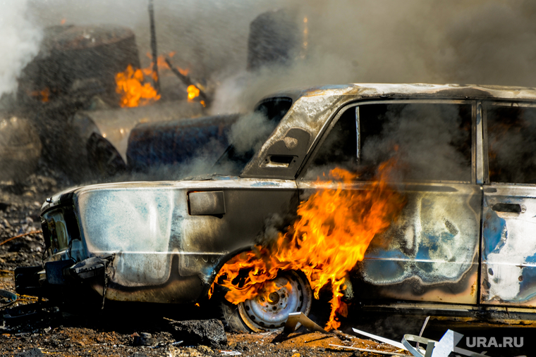 Пожар на пункте приема металлолома. Челябинск, дым, пожар, пламя, автомобиль, огонь, горящий автомобиль